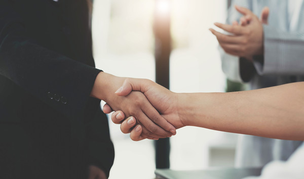 集團如何建立和維護與戰略合作伙伴的關系？