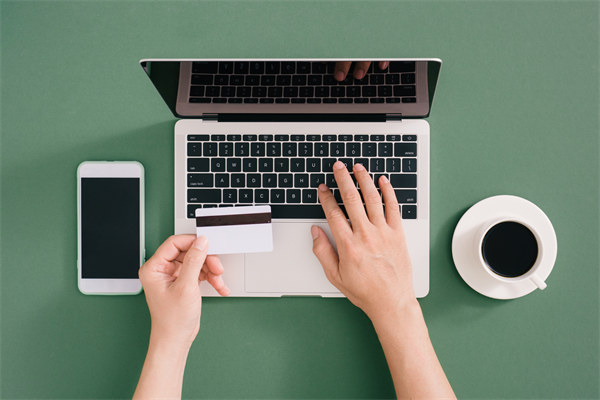 定期薪酬審查：定期審查，確保制度合理性