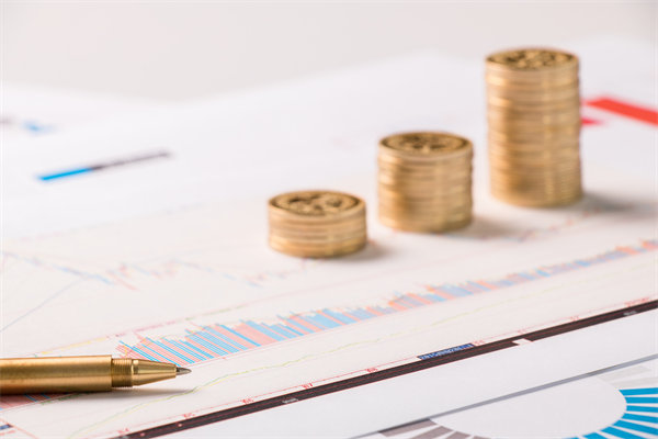 結(jié)合實(shí)際，談?wù)勂髽I(yè)在戰(zhàn)略薪酬設(shè)計(jì)時(shí)要注意哪些問題？