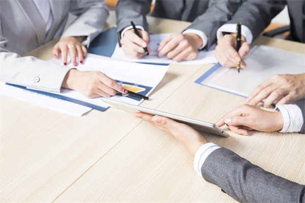 要實現(xiàn)公司發(fā)展目標，組織變革應(yīng)該注意解決什么問題？