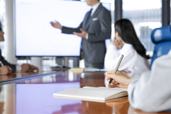 如何保證企業的年度工作方向與經營目標保持一致？