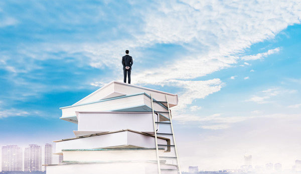 年度經營計劃中如何平衡短期收益與長期戰略投資？