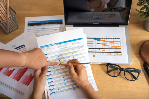 員工績效不佳時，應(yīng)采取哪些策略進(jìn)行干預(yù)與提升？