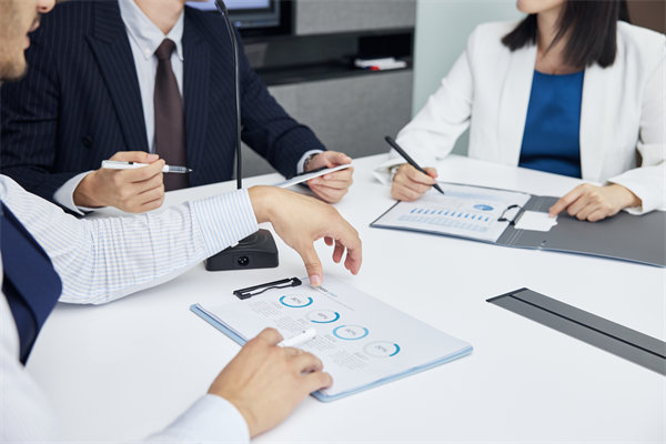 績效管理中，如何有效反饋以促進(jìn)員工持續(xù)改進(jìn)與成長？