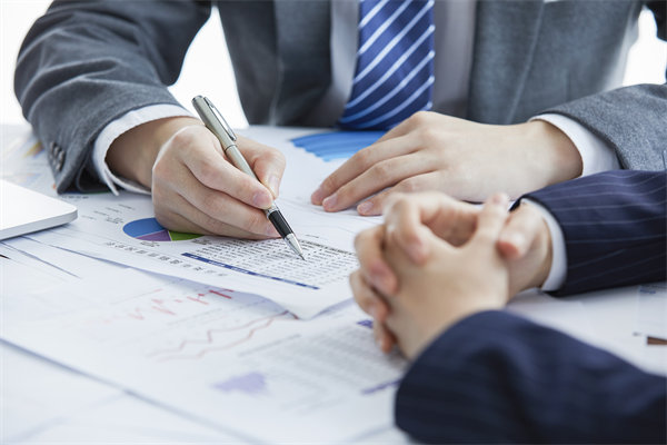 面對(duì)多元化團(tuán)隊(duì)，如何實(shí)施個(gè)性化績(jī)效評(píng)估策略？