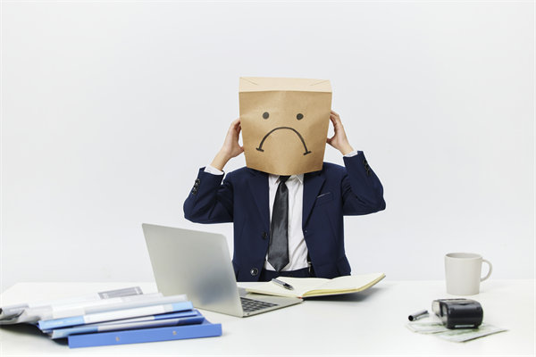 組織變革中，如何管理員工情緒與阻力，確保平穩過渡？