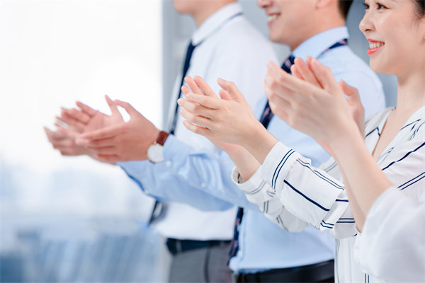 組織變革中，如何管理員工情緒與阻力，確保平穩過渡？