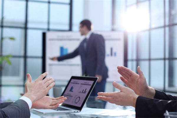 集團管控如何促進內部資源共享與協同作戰能力？