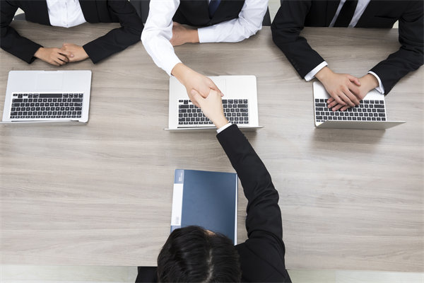 如何有效招聘并留住頂尖人才，提升團隊競爭力？