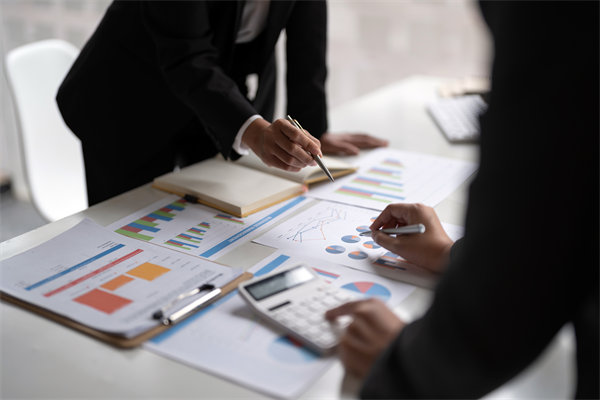 面對經濟波動，企業(yè)應該如何靈活調整薪酬策略？