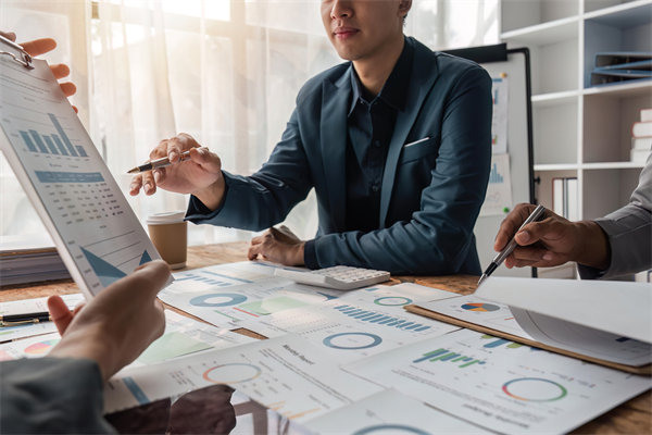 如何利用數據分析優化年度經營決策，實現精準管理？