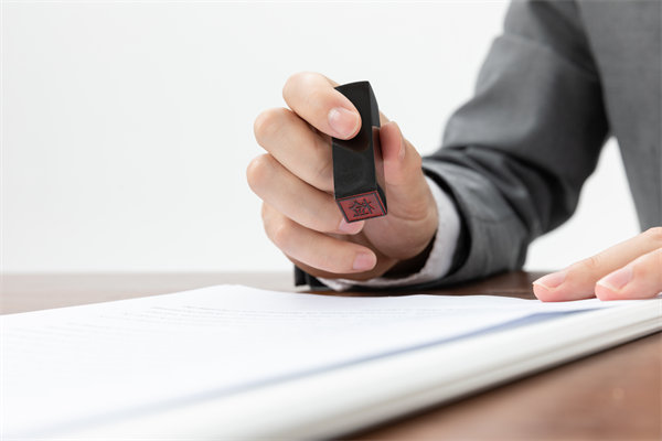 薪酬管理中如何確保合法合規(guī)，避免法律風(fēng)險？