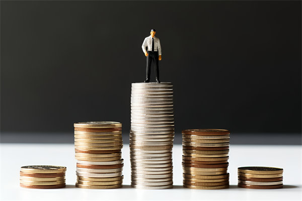 市場競爭激烈，如何制定薪酬策略以吸引并留住人才？