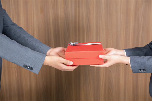 市場競爭激烈，如何制定薪酬策略以吸引并留住人才？