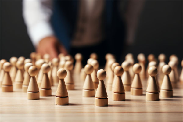 資源分配時，組織規劃如何平衡各部門需求與整體目標？