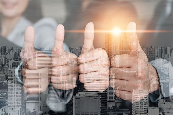 薪酬管理中，如何考慮員工個(gè)人發(fā)展，實(shí)現(xiàn)長(zhǎng)期激勵(lì)？