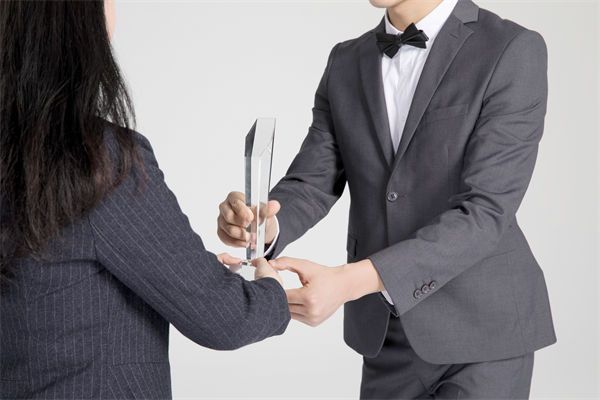 績(jī)效管理中，如何激勵(lì)優(yōu)秀員工，又幫助其提升？