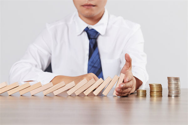 在年度經營計劃中，如何有效識別并應對潛在風險？