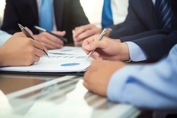 企業(yè)在推進精益生產(chǎn)時，如何平衡短期目標與長期戰(zhàn)略？