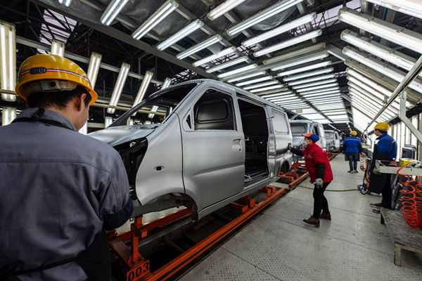 在精益生產(chǎn)過(guò)程中，如何有效識(shí)別并解決生產(chǎn)瓶頸問(wèn)題？