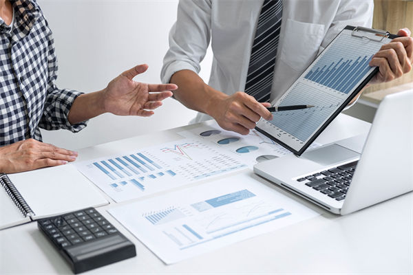 在滾動預算模式下，如何確保預算的連續性和前瞻性？