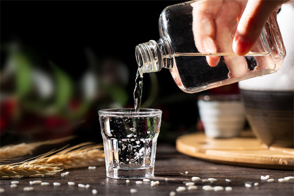 白酒遇冷，集體“降度”，關(guān)聯(lián)企業(yè)有何營銷啟示？